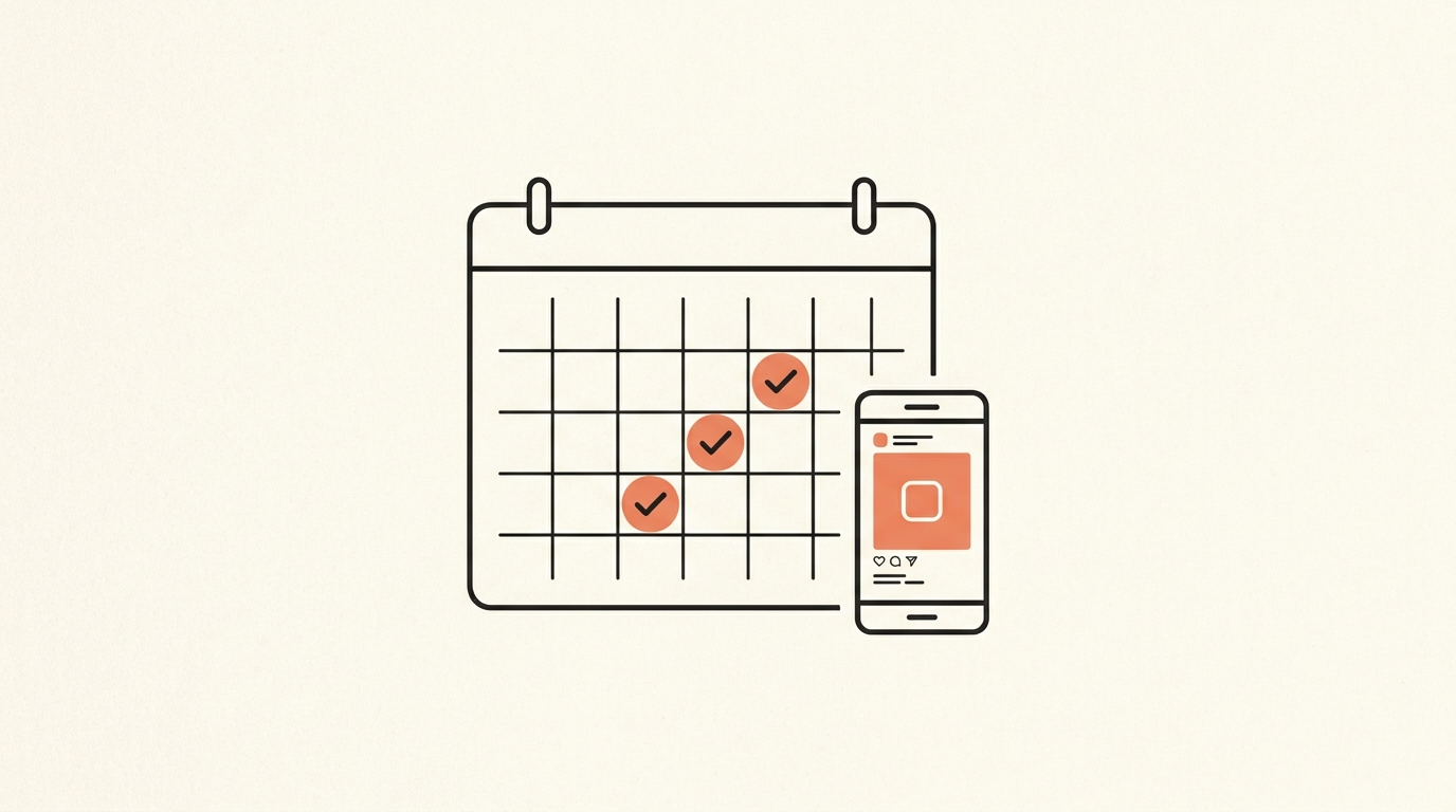 Illustratie van een wandkalender met gemarkeerde dagen, vinkjes en een telefoon met een social post, over een contentkalender die je volhoudt