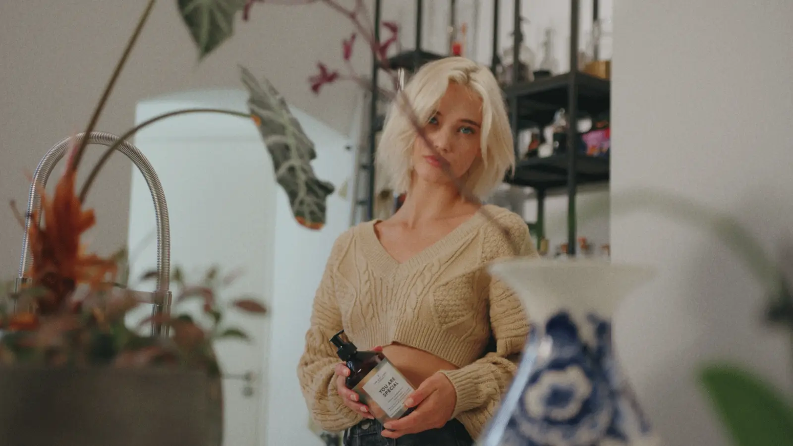 Vrouw met een product in haar handen tijdens een productievideo van KemX