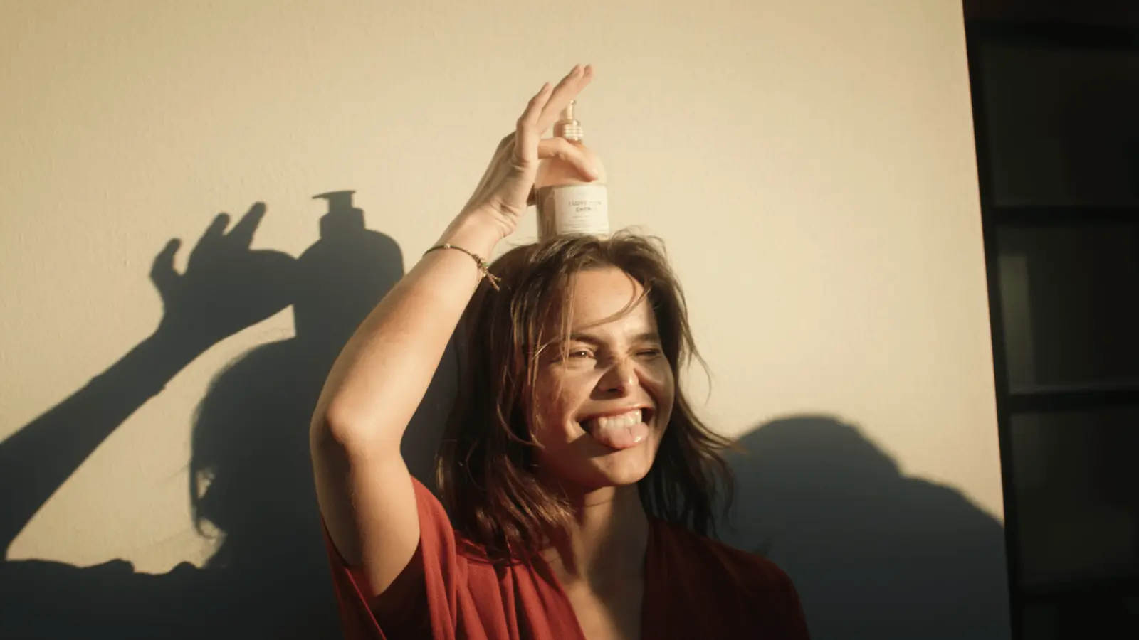 Vrouw balanceert een flesje op haar hoofd in een speelse campagnevideo van KemX