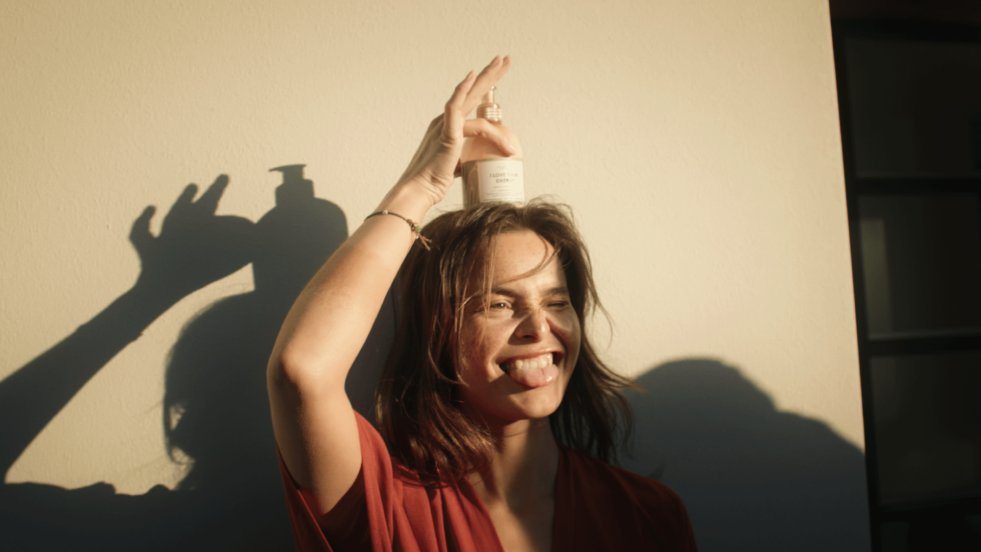 Lachende vrouw met een product in de hand, voorbeeld van maandelijkse content laten maken