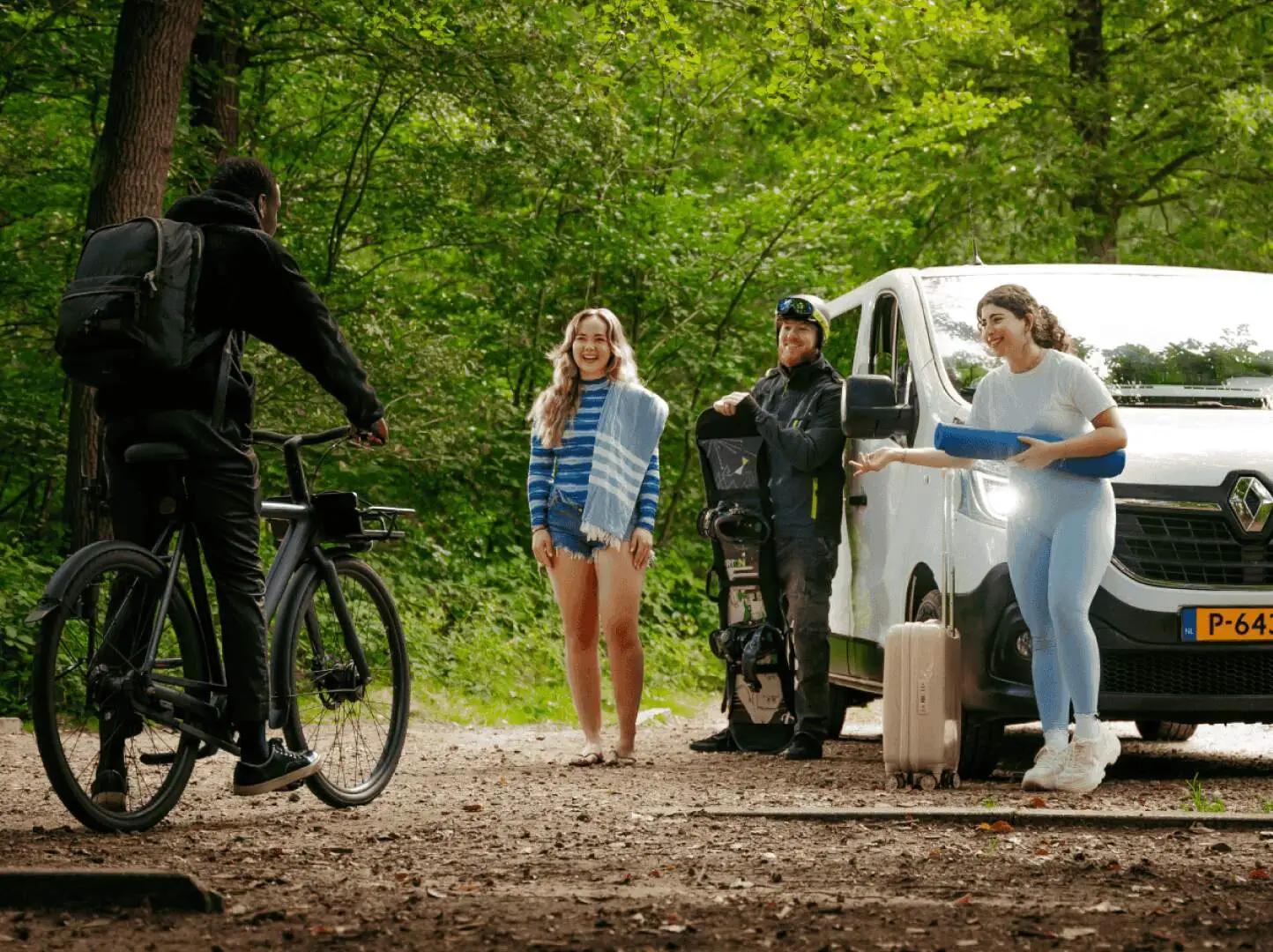 Filmcrew met een bus op locatie in het bos, beeld bij een videoproductiebedrijf