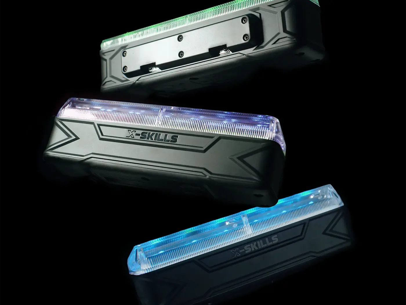 Drie X-Skills beams met groene, witte en blauwe leds op een zwarte achtergrond