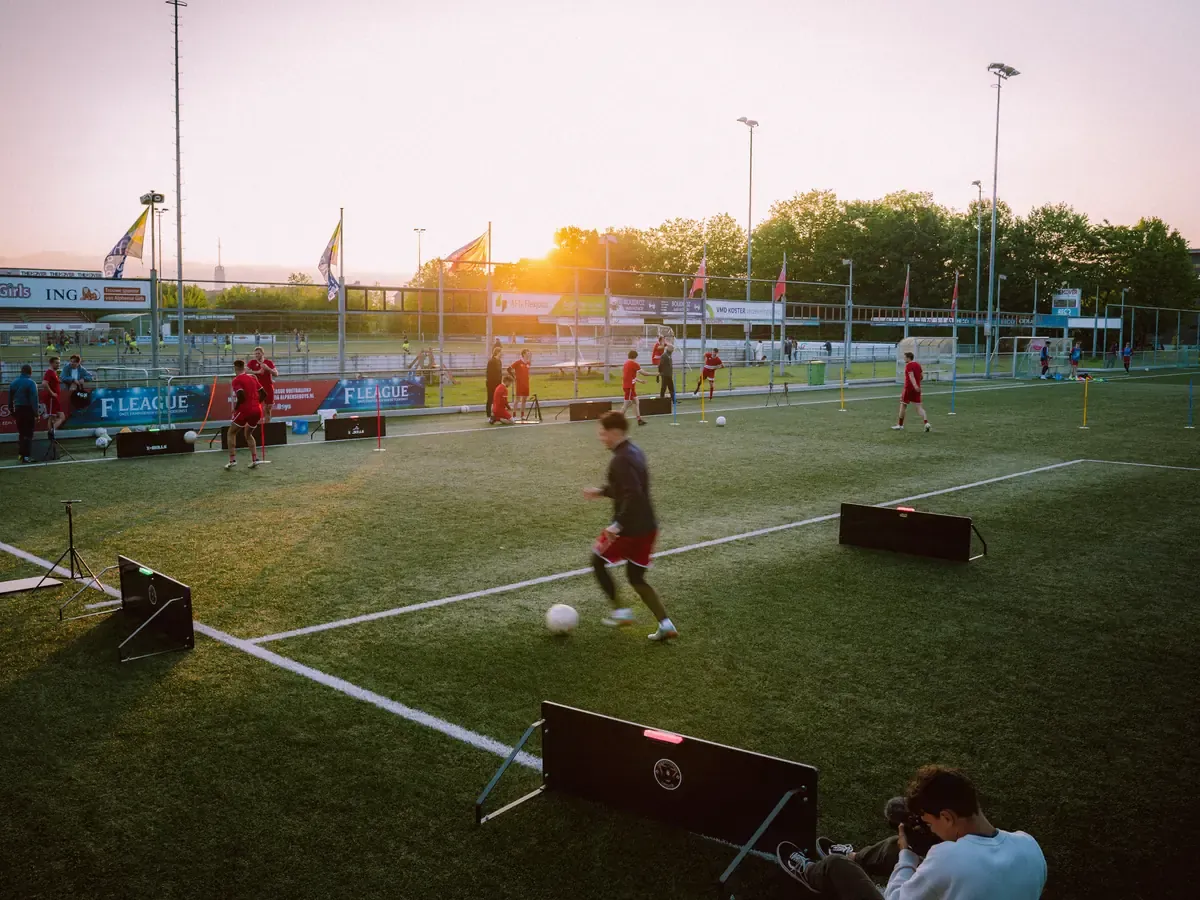 Voetbalveld van Alphense Boys bij zonsondergang met X-Skills rebounders met gekleurde leds