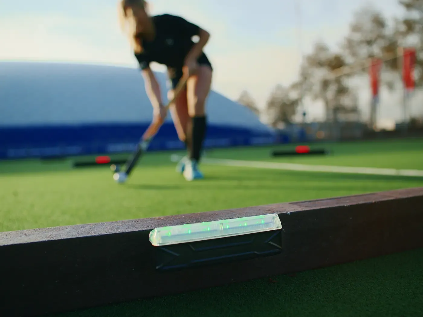 Close up van een X-Skills beam met groene leds op een hockey rebounder