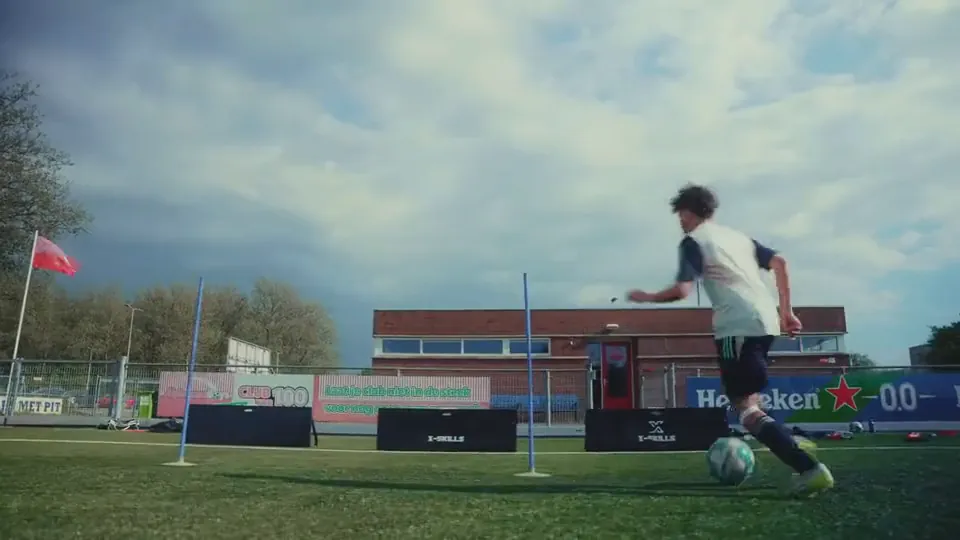 Voetballer dribbelt langs X-Skills rebounders op het veld van Alphense Boys, gefilmd door KemX
