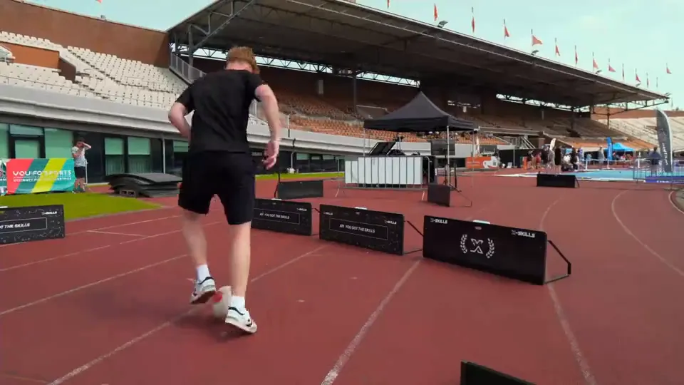 Voetballer speelt de first touch challenge tussen X-Skills rebounders in het Olympisch Stadion, gefilmd door KemX