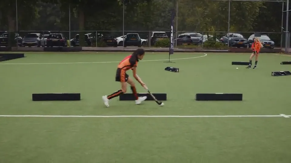 Hockeyster sprint tussen X-Skills rebounders tijdens het LevelUp event, gefilmd door KemX